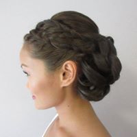Side structured curls with braid